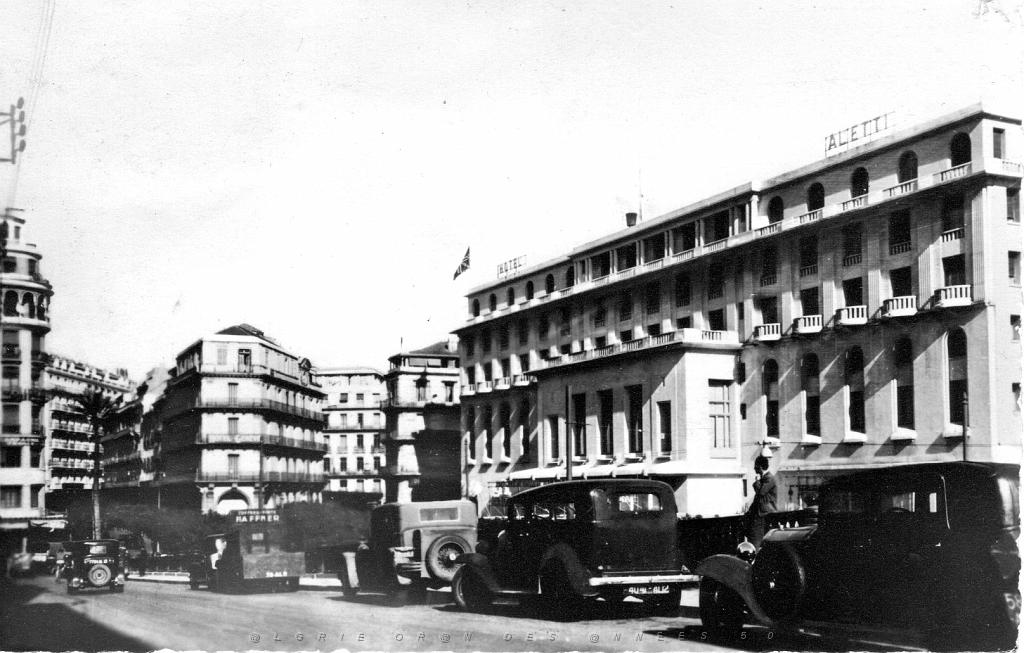Alger Bld Bugeaud et hotel Aletti 1957.jpg